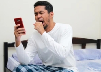 Ilustrasi begadang. (Shutterstok)