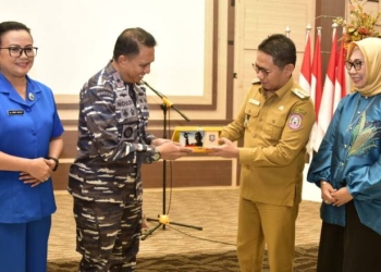 silahturahmi bersamaKomandan Pangkalan Utama TNI Angkatan Laut (Danlantamal) VIII Manado, Laksamana Pertama TNI Nouldy J. Tangka didampingi istri Herny J. Tangka bersama jajarannya yang berkunjung ke Provinsi Gorontalo, Selasa (25/10/2022).