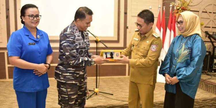 silahturahmi bersamaKomandan Pangkalan Utama TNI Angkatan Laut (Danlantamal) VIII Manado, Laksamana Pertama TNI Nouldy J. Tangka didampingi istri Herny J. Tangka bersama jajarannya yang berkunjung ke Provinsi Gorontalo, Selasa (25/10/2022).