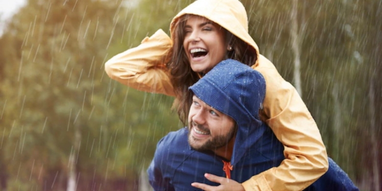 Romantis! Ide Kegiatan Bersama Pasangan saat Musim Hujan