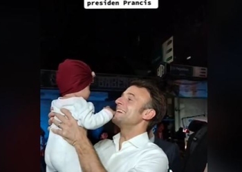 Presiden Prancis Emmanuel Macron Jalan Kaki di Bali