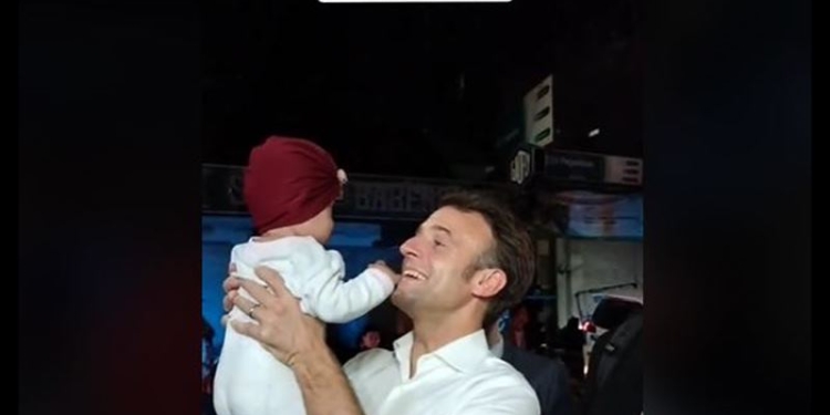 Presiden Prancis Emmanuel Macron Jalan Kaki di Bali