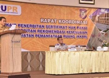 Penjagub Hamka Hendra Noer saat memberikan sambutan pada Rakor penerbitan sertipikat hak pakai pemberian rekomendasi Kegiatan Kesesuaian Pemanfaatan Ruang (KKPR), untuk pengurusan sertipikat tanah SMA SMK sederajat se Provinsi Gorontalo. (Foto – Fikry)