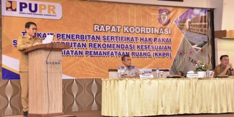 Penjagub Hamka Hendra Noer saat memberikan sambutan pada Rakor penerbitan sertipikat hak pakai pemberian rekomendasi Kegiatan Kesesuaian Pemanfaatan Ruang (KKPR), untuk pengurusan sertipikat tanah SMA SMK sederajat se Provinsi Gorontalo. (Foto – Fikry)