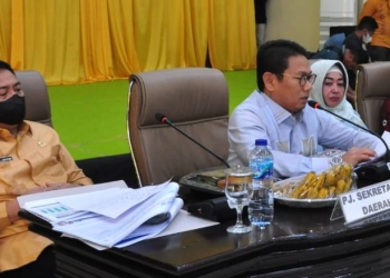 Penjagub Gorontalo, Hamka Hendra Noer (kedua kiri), memimpin Rakorev Triwulan III tahun anggaran 2022 di aula Kantor Bupati Pohuwato, Kamis (13/10/2022). (Foto : Haris)