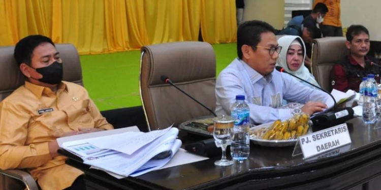 Penjagub Gorontalo, Hamka Hendra Noer (kedua kiri), memimpin Rakorev Triwulan III tahun anggaran 2022 di aula Kantor Bupati Pohuwato, Kamis (13/10/2022). (Foto : Haris)
