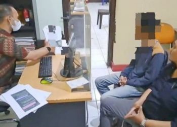 Petugas Polresta Banyumas menginterogasi pelaku penyebaran foto bagian intim mantan kekasihnya karena kecewa diputus cinta. (Dokumentasi Polresta Banyumas)