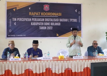 Pelaksanaan rapat koordinasi Tim Percepatan Perluasan Digitalisasi Daerah (TP2DD) Kabupaten Bone Bolango tahun 2022 yang dibuka secara resmi Bupati Hamim Pou didampingi Sekda Ishak Ntoma, Kepala BKPD Iwan Mustapa, dan Pimpinan BSG Cabang Suwawa, Kasmir Abdul Hamid, di RM. Meranti, Kamis (15/12/2022). (Foto AKP/Diskominfo)