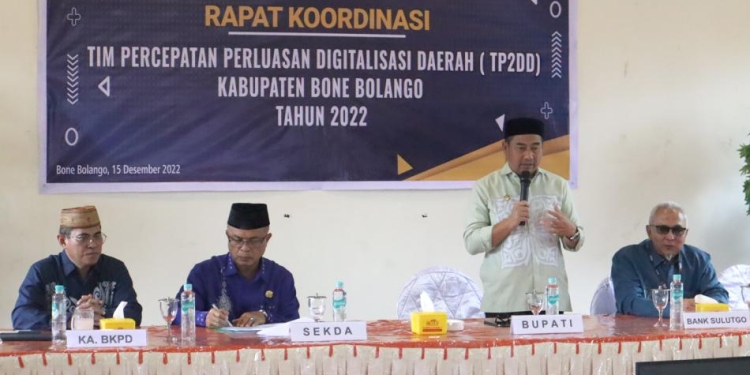 Pelaksanaan rapat koordinasi Tim Percepatan Perluasan Digitalisasi Daerah (TP2DD) Kabupaten Bone Bolango tahun 2022 yang dibuka secara resmi Bupati Hamim Pou didampingi Sekda Ishak Ntoma, Kepala BKPD Iwan Mustapa, dan Pimpinan BSG Cabang Suwawa, Kasmir Abdul Hamid, di RM. Meranti, Kamis (15/12/2022). (Foto AKP/Diskominfo)