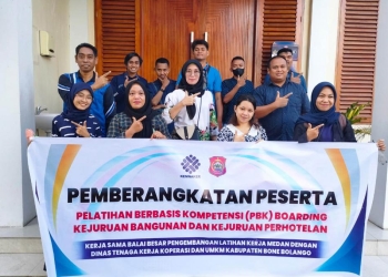 Pemberangkatan 11 orang milenial peserta PBK kerjasama Dinas Tenaga Kerja Koperasi dan UMKM Kabupaten Bone Bolango tahun anggaran 2022dan BBPLK Medan ini, berlangsung di Rumah Pribadi Bupati Bone Bolango, Minggu (18/09/2022). (Foto Istimewa)
