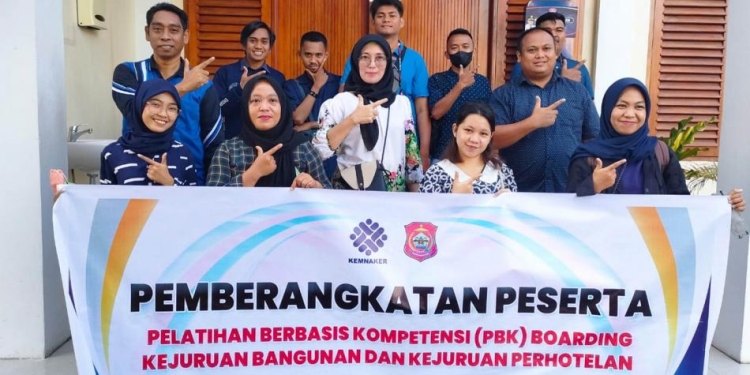 Pemberangkatan 11 orang milenial peserta PBK kerjasama Dinas Tenaga Kerja Koperasi dan UMKM Kabupaten Bone Bolango tahun anggaran 2022dan BBPLK Medan ini, berlangsung di Rumah Pribadi Bupati Bone Bolango, Minggu (18/09/2022). (Foto Istimewa)