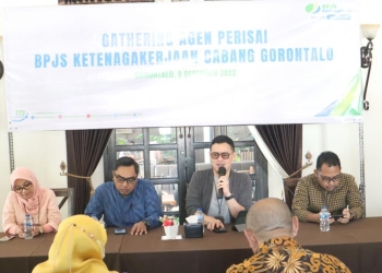 Kepala BPJS Ketenagakerjaan Cabang Gorontalo, Arif Budiman saat memberikan sambutan pada kegiatan Gathering Agen PERISAI yang diselenggarakan di Restoran Angelato Kota Gorontalo, Jumat (9/12/2022). (Foto AKP/Diskominfo)