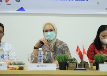 Wakil Bupati Merlan S. Uloli didampingi Kepala Dinas Sosial, Pemberdayaan Perempuan Perlindungan Anak, Pengendalian Penduduk dan Keluarga Berencana Kabupaten Bone Bolango,dan Perwakilan BKKBN Provinsi Gorontalo saat membuka Rapat Koordinasi Percepatan Penurunan Stunting di Rumah Makan Teras Amelia, Kamis (29/9/2022). (Foto Amalia/Diskominfo)