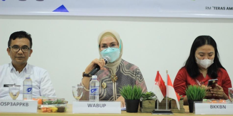 Wakil Bupati Merlan S. Uloli didampingi Kepala Dinas Sosial, Pemberdayaan Perempuan Perlindungan Anak, Pengendalian Penduduk dan Keluarga Berencana Kabupaten Bone Bolango,dan Perwakilan BKKBN Provinsi Gorontalo saat membuka Rapat Koordinasi Percepatan Penurunan Stunting di Rumah Makan Teras Amelia, Kamis (29/9/2022). (Foto Amalia/Diskominfo)