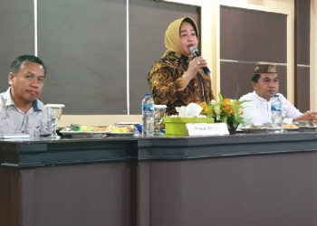Wakil Bupati Pohuwato, Suharsi Igirisa, Memberikan Sambutan Rapat Koordinasi Penanggulan Kemiskinan Daerah, Di Aula Badan Perencanaan Penelitian dan Pengembangan, Jum'at 02/12/2022 (Istimewa)
