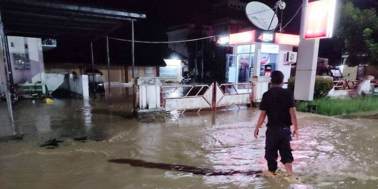 Hujan lebat yang melandan wilayah Kecamatan Tilamuta, Kabupaten Boalemo, Jumat (16/12/2022), sejak pukul 19.00 Wita membuat puluhan rumah terendam banjir.