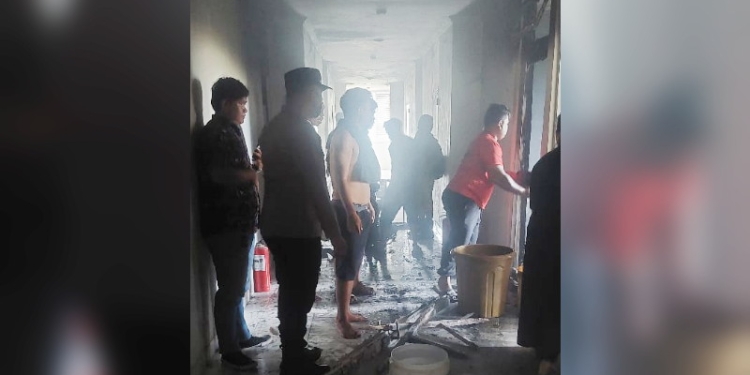 Sebuah kamar di lantai 2 Rumah susun warga (rusunawa), yang ada di Desa Ilangata, Kecamatan Anggrek, Kabupaten Gorontalo Utara, angus terbakar, Senin (19/12/2022).