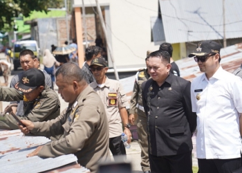 Wakil Wali Kota Gorontalo, Ryan Kono saat meninjau kawasan talumolo rindang dan indah (Santorini) program Kotaku di Kelurahan Tamumolo, Kamis (22/12/2022). (Foto: Humas)