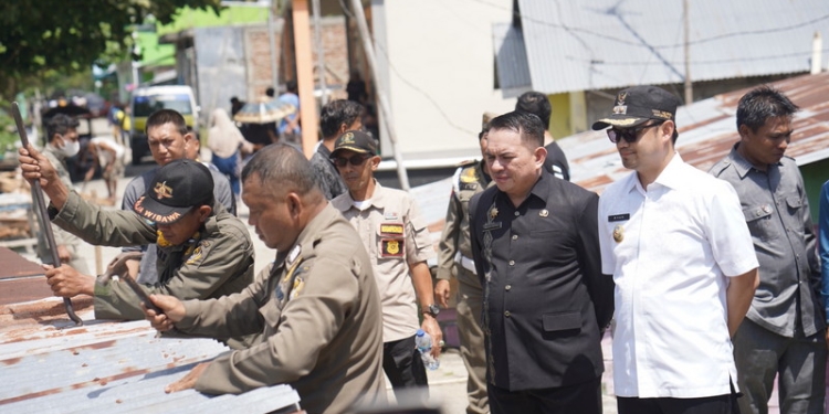 Wakil Wali Kota Gorontalo, Ryan Kono saat meninjau kawasan talumolo rindang dan indah (Santorini) program Kotaku di Kelurahan Tamumolo, Kamis (22/12/2022). (Foto: Humas)
