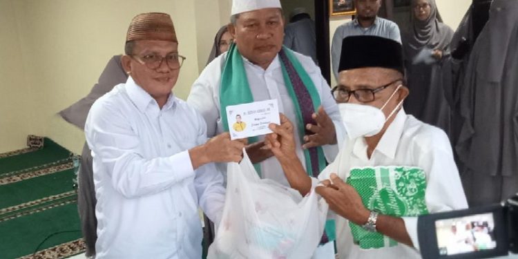 Anggota DPRD kota Gorontalo, saat menyalurkan bantuan ke kaum dhuafa dan lansia Kota Gorontalo, di rumah Tahfiz Quran Darul Khaairat, Kota Gorontalo. (Foto: Istimewa)