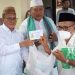 Anggota DPRD kota Gorontalo, saat menyalurkan bantuan ke kaum dhuafa dan lansia Kota Gorontalo, di rumah Tahfiz Quran Darul Khaairat, Kota Gorontalo. (Foto: Istimewa)