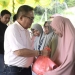 Wali Kota Gorontalo, Marten Taha membagikan sembako kepada masyarakat saat kegiatan Family Gathering bersama PDAM Muara Tirta, Sabtu (24/12/2022). (Foto: Humas)