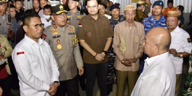 Penjabat Gubernur Gorontalo, Hamka Hendra Noer, saat memantau kondisi keamanan dan pelaksanaan ibadah di sejumlah gereja di Kota Gorontalo, Sabtu malam (24/12/2022).