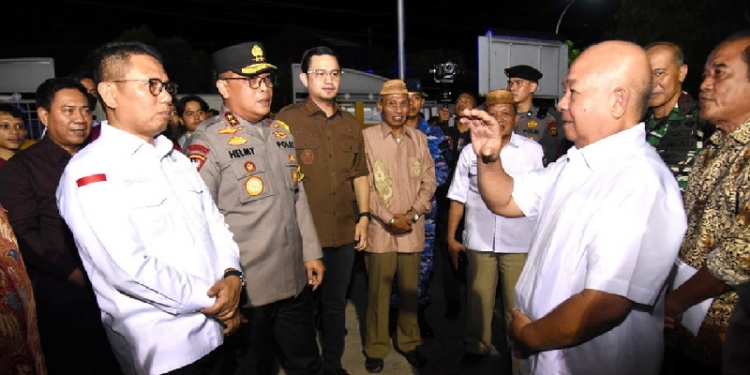 Penjabat Gubernur Gorontalo, Hamka Hendra Noer, saat memantau kondisi keamanan dan pelaksanaan ibadah di sejumlah gereja di Kota Gorontalo, Sabtu malam (24/12/2022).