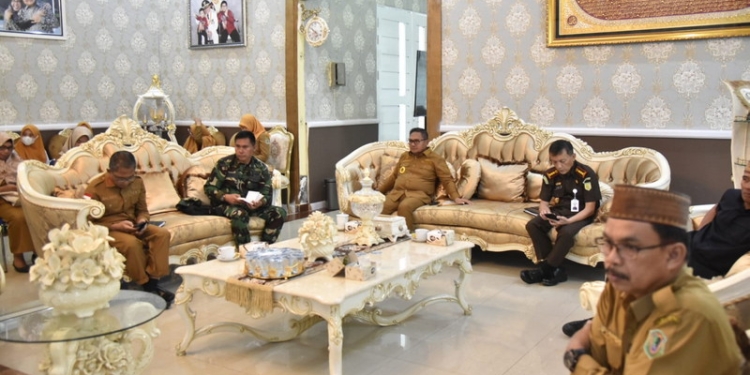 Wali Kota Gorontalo, Marten Taha mengikuti Rapat Koordinasi Nasional (Rakornas) Pengendalian Inflasi bersama Kemendagri secara virtual, Senin (26/12/2022). (Foto: Humas)
