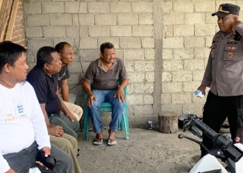 Kapolsek Kota Utara, Polres Gorontalo Kota, Iptu Ricky Purnawan Parmo, mengunjungi rumah-rumah warga Kelurahan Tapa Kecamatan Sipatana Kota Gorontalo dalam rangka kegiatan Jumat curhat, Jumat (30/12/2022). Istimewa