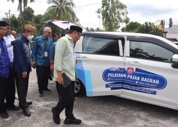 Mobil operasional pelayanan pajak daerah yang bersumber dari dana TJS/CSR Bank SulutGo yang diserahkan Pimpinan Bank SulutGo Cabang Suwawa Kasmir Abdul Hamid kepada Bupati Bone Bolango, Hamim Pou, di RM. Meranti, Kecamatan Tilongkabila, Kamis (15/12/2022). (Foto AKP/Diskominfo)