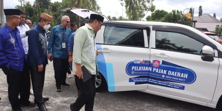 Mobil operasional pelayanan pajak daerah yang bersumber dari dana TJS/CSR Bank SulutGo yang diserahkan Pimpinan Bank SulutGo Cabang Suwawa Kasmir Abdul Hamid kepada Bupati Bone Bolango, Hamim Pou, di RM. Meranti, Kecamatan Tilongkabila, Kamis (15/12/2022). (Foto AKP/Diskominfo)