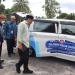 Mobil operasional pelayanan pajak daerah yang bersumber dari dana TJS/CSR Bank SulutGo yang diserahkan Pimpinan Bank SulutGo Cabang Suwawa Kasmir Abdul Hamid kepada Bupati Bone Bolango, Hamim Pou, di RM. Meranti, Kecamatan Tilongkabila, Kamis (15/12/2022). (Foto AKP/Diskominfo)