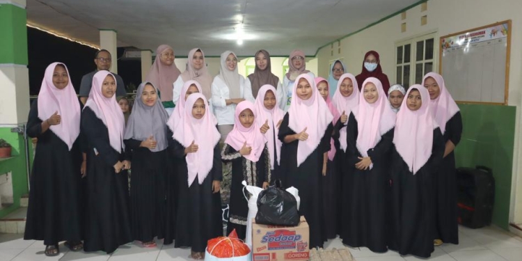 Bidang PTM dan Kesehatan Jiwa Dinas Kesehatan serta 20 Puskesmas Bone Bolango menggelar anjangsana di Panti Asuhan Harapan Kita, Desa Huntu Utara, Kecamatan Bulango Selatan, Kamis (15/12/2022). (Foto AKP/Diskominfo)