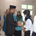 Sekda Ishak Ntoma menyematkan kartu tanda peserta Pelatihan Berbasis Komputer (PBK) angkatan III, di Aula Tolopani Kantor Bappeda-Litbang Bone Bolango, Kamis (8/9/2022). (Foto AKP/Diskominfo)