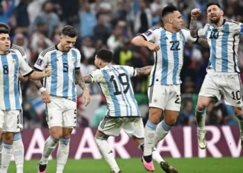Para pemain Timnas Argentina merayakan kemenangan di babak adu penalti kontra Prancis pada laga final Piala Dunia 2022 di Stadion Lusail, Qatar yang rampung Senin (19/12/2022) dini hari WIB. [Anne-Christine POUJOULAT / AFP]
