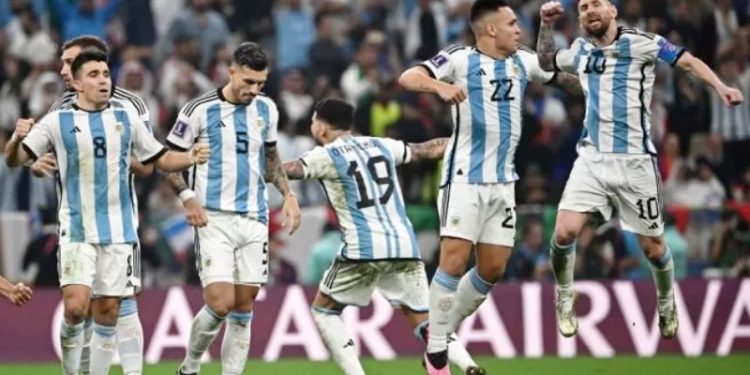 Para pemain Timnas Argentina merayakan kemenangan di babak adu penalti kontra Prancis pada laga final Piala Dunia 2022 di Stadion Lusail, Qatar yang rampung Senin (19/12/2022) dini hari WIB. [Anne-Christine POUJOULAT / AFP]