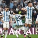 Para pemain Timnas Argentina merayakan kemenangan di babak adu penalti kontra Prancis pada laga final Piala Dunia 2022 di Stadion Lusail, Qatar yang rampung Senin (19/12/2022) dini hari WIB. [Anne-Christine POUJOULAT / AFP]