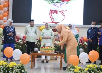Puncak peringatan HUT DWP ke-23 tingkat Kabupaten Bone Bolango tahun 2022 yang ditandai dengan pemotongan tumpeng buah oleh Ketua DWP Bone Bolango Mariyani Ntoma Liputo, di Aula BPMP Gorontalo, Kamis (15/12/2022). (Foto AKP/Diskominfo)