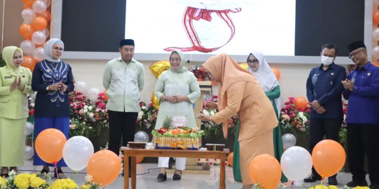 Puncak peringatan HUT DWP ke-23 tingkat Kabupaten Bone Bolango tahun 2022 yang ditandai dengan pemotongan tumpeng buah oleh Ketua DWP Bone Bolango Mariyani Ntoma Liputo, di Aula BPMP Gorontalo, Kamis (15/12/2022). (Foto AKP/Diskominfo)