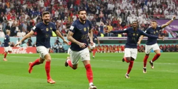 Bek timnas Prancis #22 Theo Hernandez (kanan) melakukan selebrasi dengan penyerang #10 Kylian Mbappe dan rekan-rekannya setelah mencetak gol pertama timnya selama pertandingan semifinal Piala Dunia 2022 Qatar antara Prancis vs Maroko di Stadion Al-Bayt di Al Khor, sebelah utara dari Doha pada Kamis (15/12/2022) dini hari WIB. KARIM JAAFAR/AFP.GABRIEL BOUYS / AFP