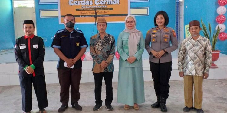 Wakil Bupati Merlan S. Uloli membuka kegiatan cerdas cermat tingkat SMA/SMK/MA se Kabupaten Bone Bolango yang diselenggarakan oleh Pemuda Pemudi Cinta Islam (PECI) di Aula Kantor Camat Kabila, Sabtu (3/9/2022). (Foto Indra/Gopos)
