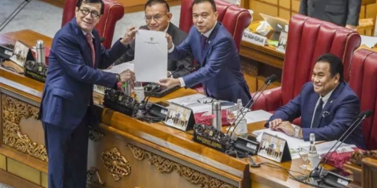 Menteri Hukum dan HAM Yasonna H Laoly (kiri) menyerahkan dokumen pandangan pemerintah terkait RKUHP kepada Wakil Ketua DPR Sufmi Dasco Ahmad di Kompleks Parlemen, Senayan, Jakarta, Selasa (6/12/2022). [ANTARA/Suara.com]