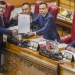 Menteri Hukum dan HAM Yasonna H Laoly (kiri) menyerahkan dokumen pandangan pemerintah terkait RKUHP kepada Wakil Ketua DPR Sufmi Dasco Ahmad di Kompleks Parlemen, Senayan, Jakarta, Selasa (6/12/2022). [ANTARA/Suara.com]