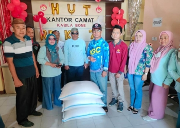 Sekda Bone Bolango Ishak Ntoma menyerahkan bantuan kepada warga yang terdampak bencana banjir di wilayah Bone Pesisir, Jumat (2/9/2022). (Foto Boby/ADC Sekda)