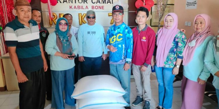 Sekda Bone Bolango Ishak Ntoma menyerahkan bantuan kepada warga yang terdampak bencana banjir di wilayah Bone Pesisir, Jumat (2/9/2022). (Foto Boby/ADC Sekda)