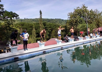 Bupati Hamim Pou menggelar perlombaan renang antar Eselon II dan III dengan menyediakan bonus 1 juta rupiah dalam ujicoba kolam renang standar olimpiade di Objek Wisata Pemandian Air Panas Lombongo, Jumat (9/9/2022). (Foto Indra/Gopos)
