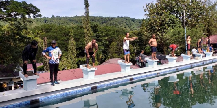 Bupati Hamim Pou menggelar perlombaan renang antar Eselon II dan III dengan menyediakan bonus 1 juta rupiah dalam ujicoba kolam renang standar olimpiade di Objek Wisata Pemandian Air Panas Lombongo, Jumat (9/9/2022). (Foto Indra/Gopos)
