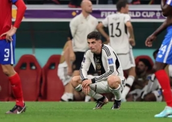 Gelandang Timnas Jerman #07 Kai Havertz (tengah) terlihat sedih setelah Jerman tetrsingkir dari Piala Dunia 2022 meski menang 4-2 atas Kosta Rika dalam matchday ketiga atau terakhir Grup E di Stadion Al-Bayt di Al Khor, utara Doha pada 1 Desember 2022. KARIM JAAFAR/AFP.