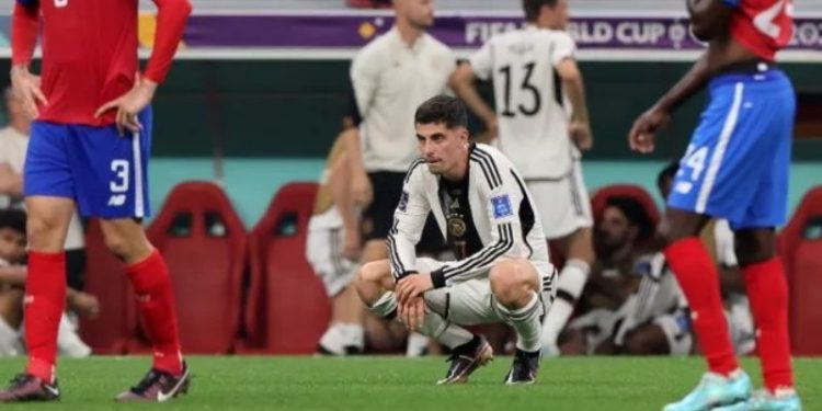 Gelandang Timnas Jerman #07 Kai Havertz (tengah) terlihat sedih setelah Jerman tetrsingkir dari Piala Dunia 2022 meski menang 4-2 atas Kosta Rika dalam matchday ketiga atau terakhir Grup E di Stadion Al-Bayt di Al Khor, utara Doha pada 1 Desember 2022. KARIM JAAFAR/AFP.